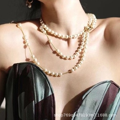 Dugačko geometrijsko ogrlica od legure, bakrenim privjeskom, križnim lancem, elektroplatiranje; proljeće 2025; svjež i sladak stil