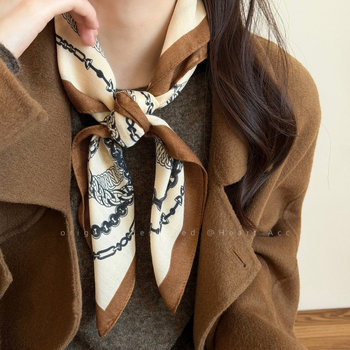 Pamukasti kvadratni šal u Old Money stilu, s rubnim šivanjem i otiskom, svestran zimski dodatak s više načina nošenja, zimsko izdanje 2025