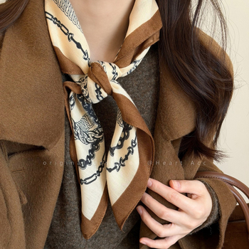 Pamukasti kvadratni šal u Old Money stilu, s rubnim šivanjem i otiskom, svestran zimski dodatak s više načina nošenja, zimsko izdanje 2025