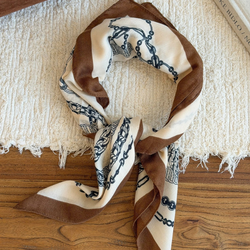 Pamukasti kvadratni šal u Old Money stilu, s rubnim šivanjem i otiskom, svestran zimski dodatak s više načina nošenja, zimsko izdanje 2025