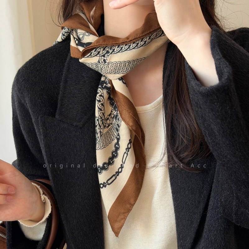 Pamukasti kvadratni šal u Old Money stilu, s rubnim šivanjem i otiskom, svestran zimski dodatak s više načina nošenja, zimsko izdanje 2025