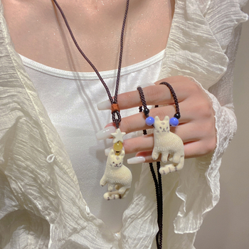 Textil nyaklánc medállal, állatmotívummal, kötéllánccal, kötött technikával