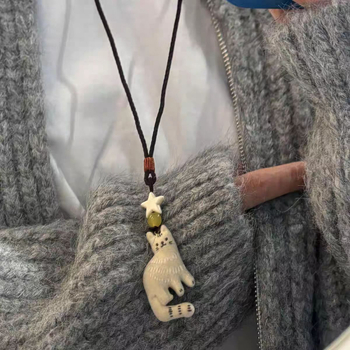 Textil nyaklánc medállal, állatmotívummal, kötéllánccal, kötött technikával