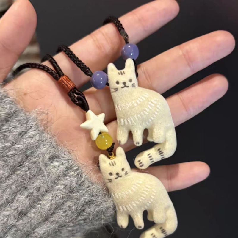 Textil nyaklánc medállal, állatmotívummal, kötéllánccal, kötött technikával