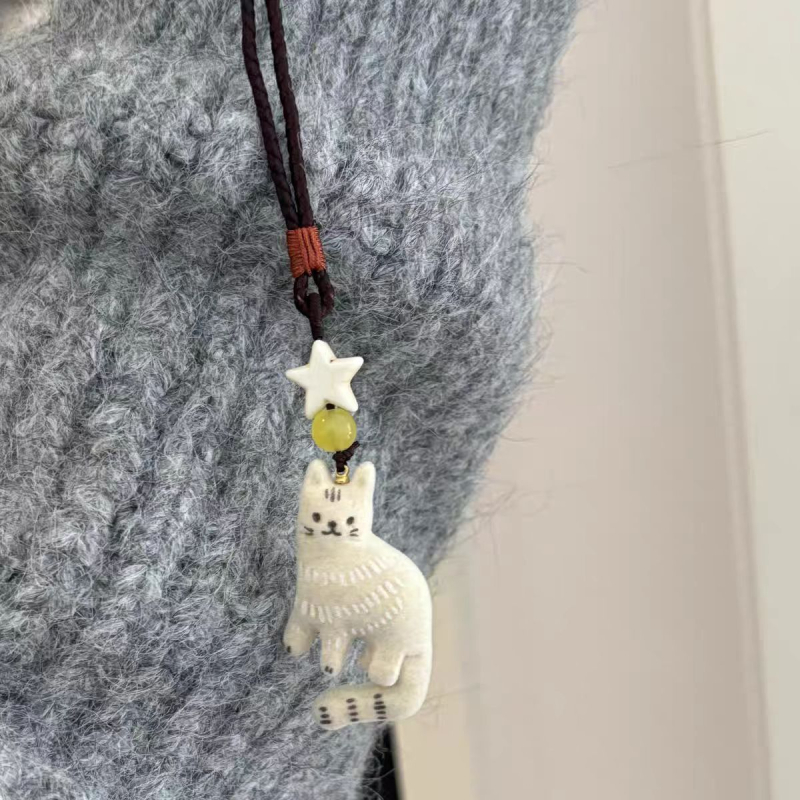 Textil nyaklánc medállal, állatmotívummal, kötéllánccal, kötött technikával