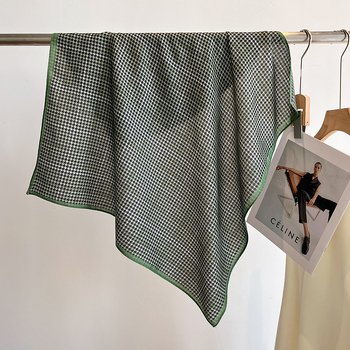 Kvadratni šal od poliesterskog vlakna, glatko tkanje, tie-dye efekt, proljeće 2024 kolekcija, gradski stil za svakodnevne putnike