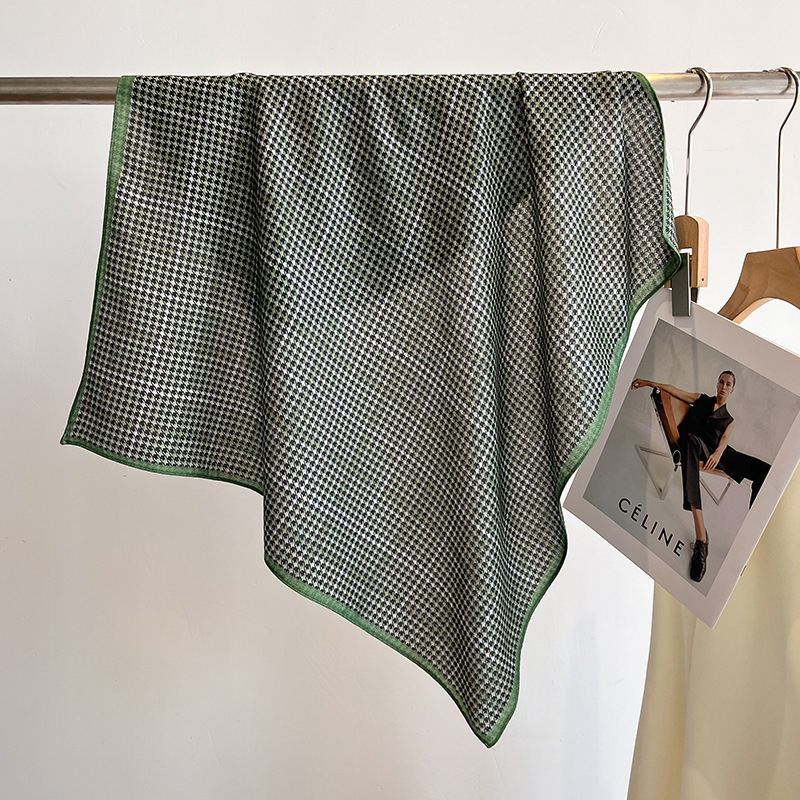 Kvadratni šal od poliesterskog vlakna, glatko tkanje, tie-dye efekt, proljeće 2024 kolekcija, gradski stil za svakodnevne putnike