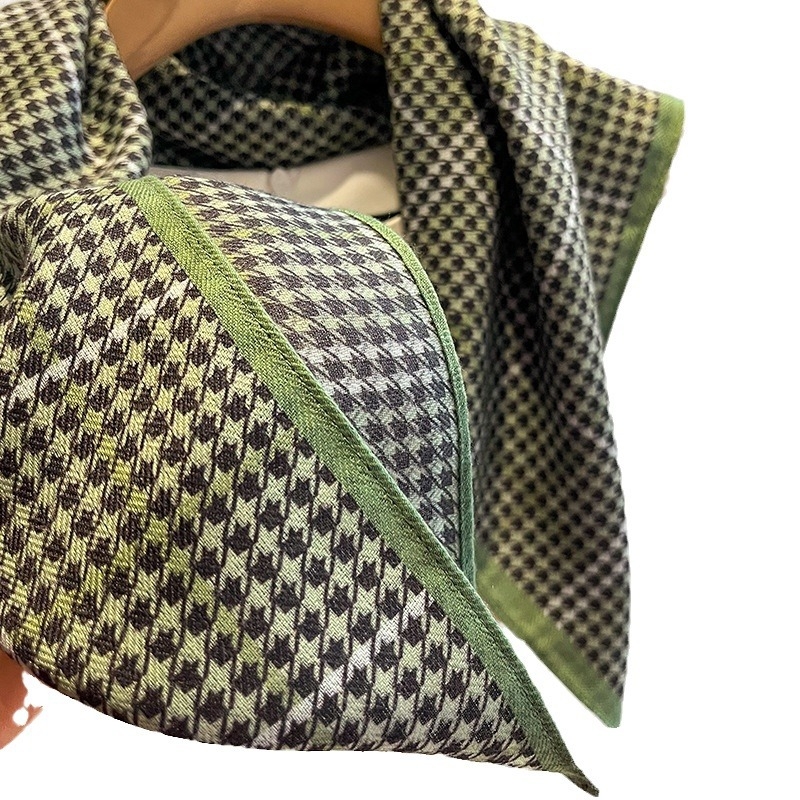 Kvadratni šal od poliesterskog vlakna, glatko tkanje, tie-dye efekt, proljeće 2024 kolekcija, gradski stil za svakodnevne putnike