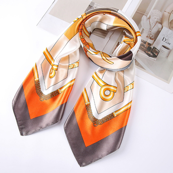 Négyzet alakú sál totem mintával, könnyű szatén anyag, sima szövés, minimalist stílus, nyári kiegészítő felnőtteknek