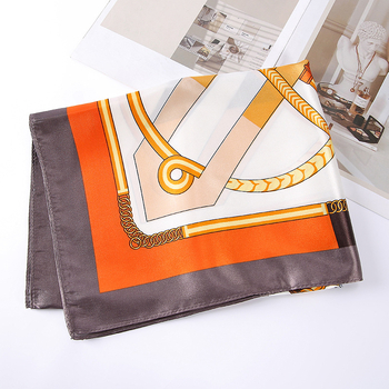 Négyzet alakú sál totem mintával, könnyű szatén anyag, sima szövés, minimalist stílus, nyári kiegészítő felnőtteknek