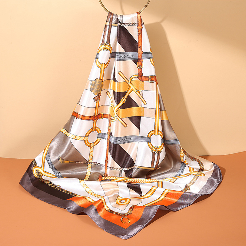 Négyzet alakú sál totem mintával, könnyű szatén anyag, sima szövés, minimalist stílus, nyári kiegészítő felnőtteknek