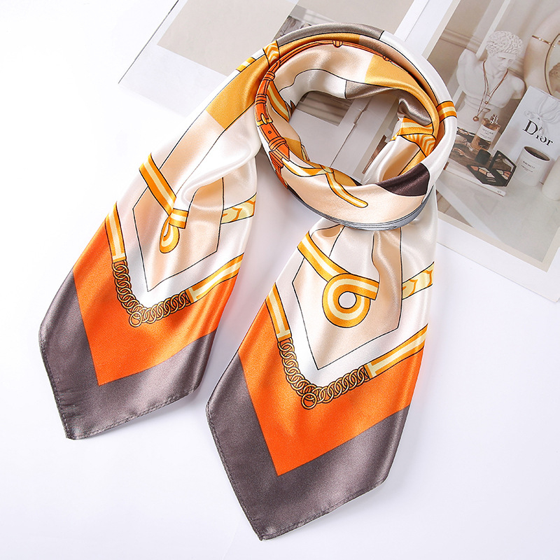 Négyzet alakú sál totem mintával, könnyű szatén anyag, sima szövés, minimalist stílus, nyári kiegészítő felnőtteknek