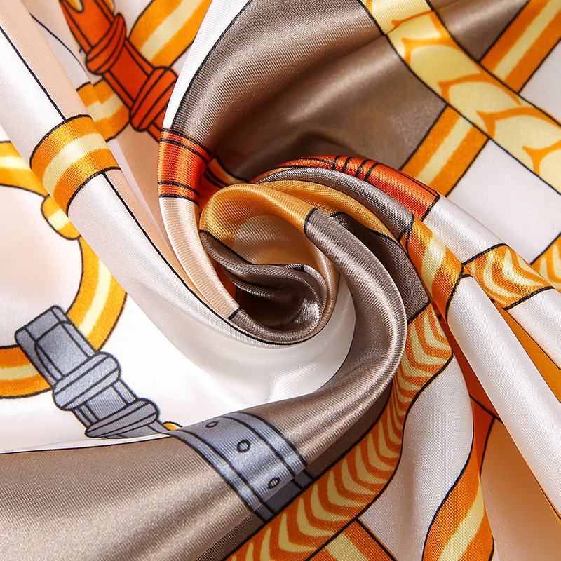 Négyzet alakú sál totem mintával, könnyű szatén anyag, sima szövés, minimalist stílus, nyári kiegészítő felnőtteknek