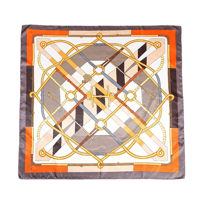 Négyzet alakú sál totem mintával, könnyű szatén anyag, sima szövés, minimalist stílus, nyári kiegészítő felnőtteknek