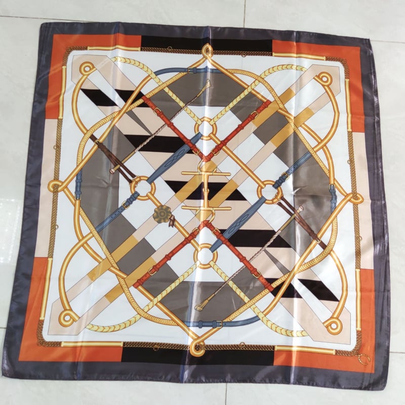 Négyzet alakú sál totem mintával, könnyű szatén anyag, sima szövés, minimalist stílus, nyári kiegészítő felnőtteknek