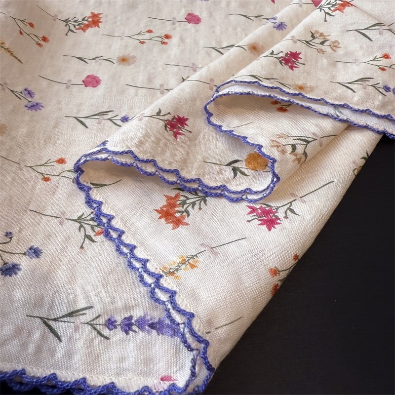 Flóra mintás kendő csipkés széllel, könnyű, lélegző pamut-len anyag, sima szövés, tavasz