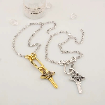 Kulcsmintás nyaklánc, nagy kulcsdizájn, titánacél, ötvözetmedál, szabályos lánc, elektroplaszt bevonat, nőknek