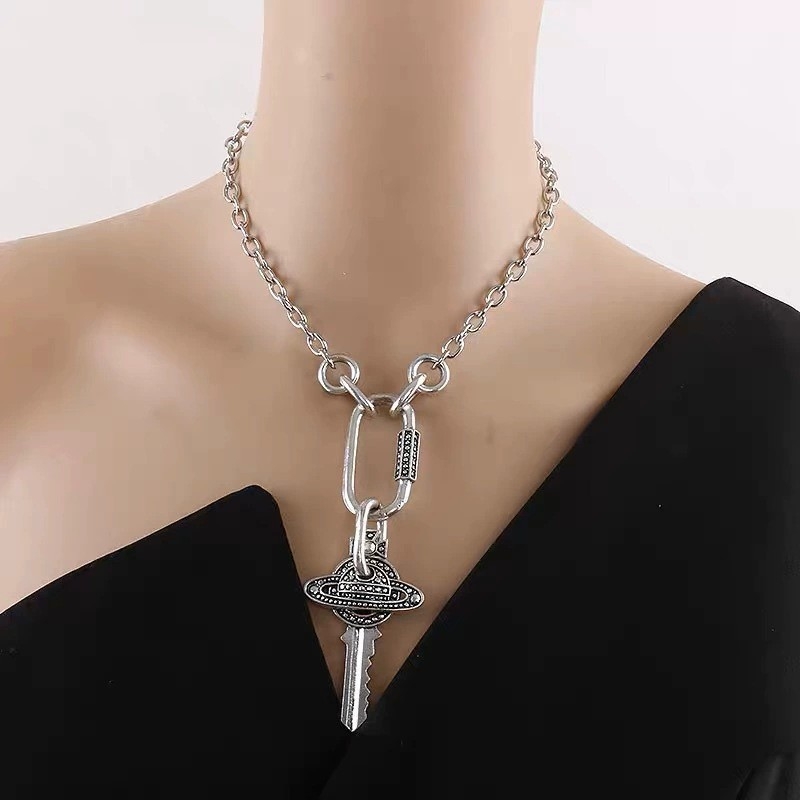 Kulcsmintás nyaklánc, nagy kulcsdizájn, titánacél, ötvözetmedál, szabályos lánc, elektroplaszt bevonat, nőknek