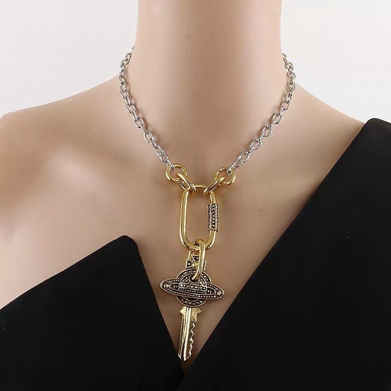 Kulcsmintás nyaklánc, nagy kulcsdizájn, titánacél, ötvözetmedál, szabályos lánc, elektroplaszt bevonat, nőknek