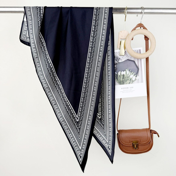 Háromszög sál, twill satin anyag, nyomtatás, Silk charm, ősz 2025