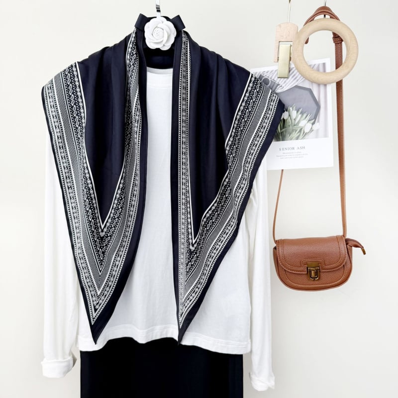 Háromszög sál, twill satin anyag, nyomtatás, Silk charm, ősz 2025