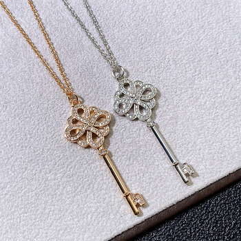 Nyaklánc V arany anyagból; penge lánc; U-alakú medál; elektroplatinezés; súly 3.5