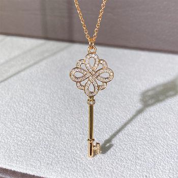 Nyaklánc V arany anyagból; penge lánc; U-alakú medál; elektroplatinezés; súly 3.5