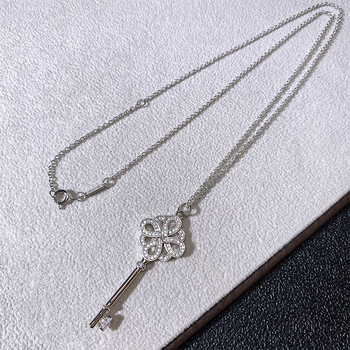 Nyaklánc V arany anyagból; penge lánc; U-alakú medál; elektroplatinezés; súly 3.5