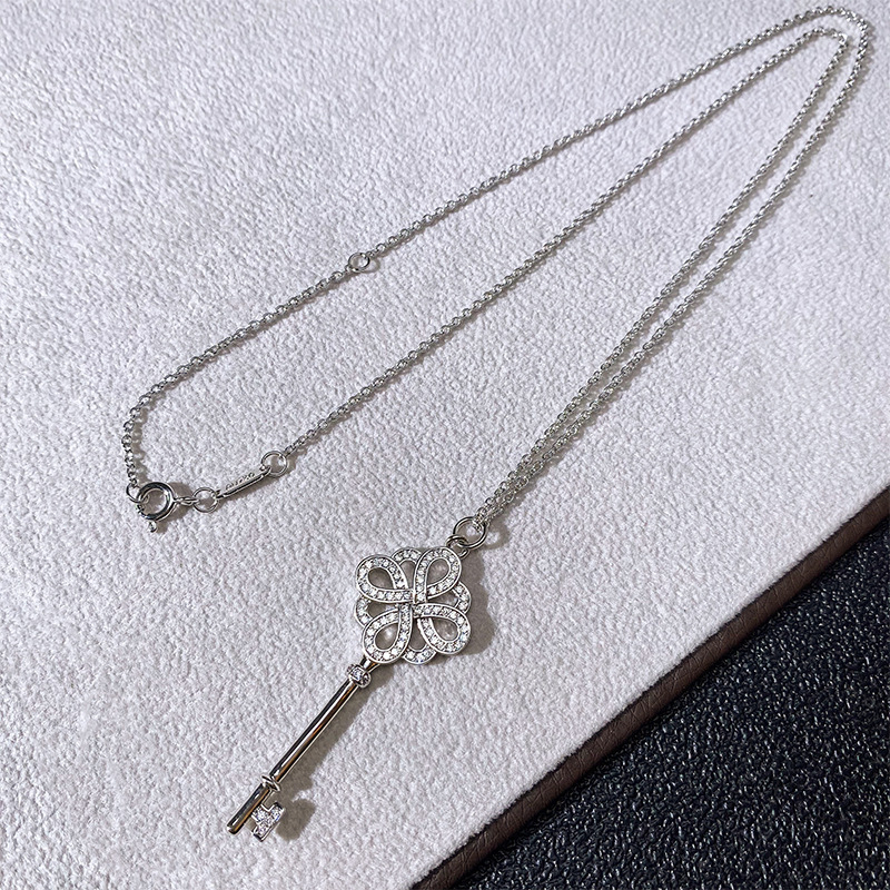 Nyaklánc V arany anyagból; penge lánc; U-alakú medál; elektroplatinezés; súly 3.5