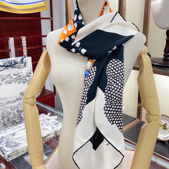 Yun Suo selyem négyszögletű sál, tavasz 2025