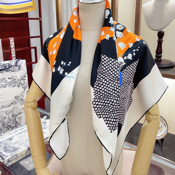 Yun Suo selyem négyszögletű sál, tavasz 2025