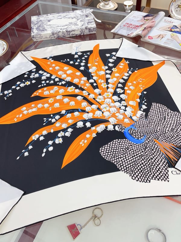 Yun Suo selyem négyszögletű sál, tavasz 2025