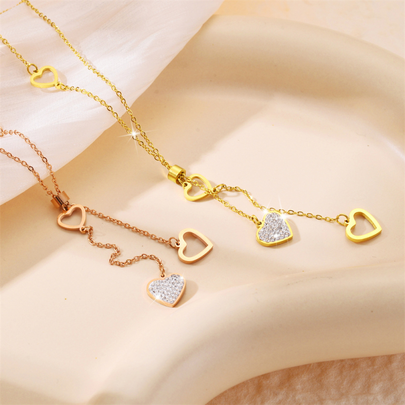 Titánacélból készült nyaklánc, szív-geometriai medállal, O- alakú lánccal, réz 18K aranyozással