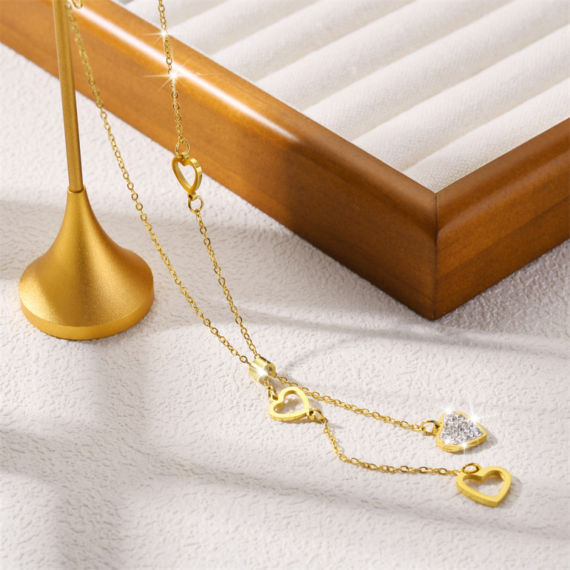 Titánacélból készült nyaklánc, szív-geometriai medállal, O- alakú lánccal, réz 18K aranyozással