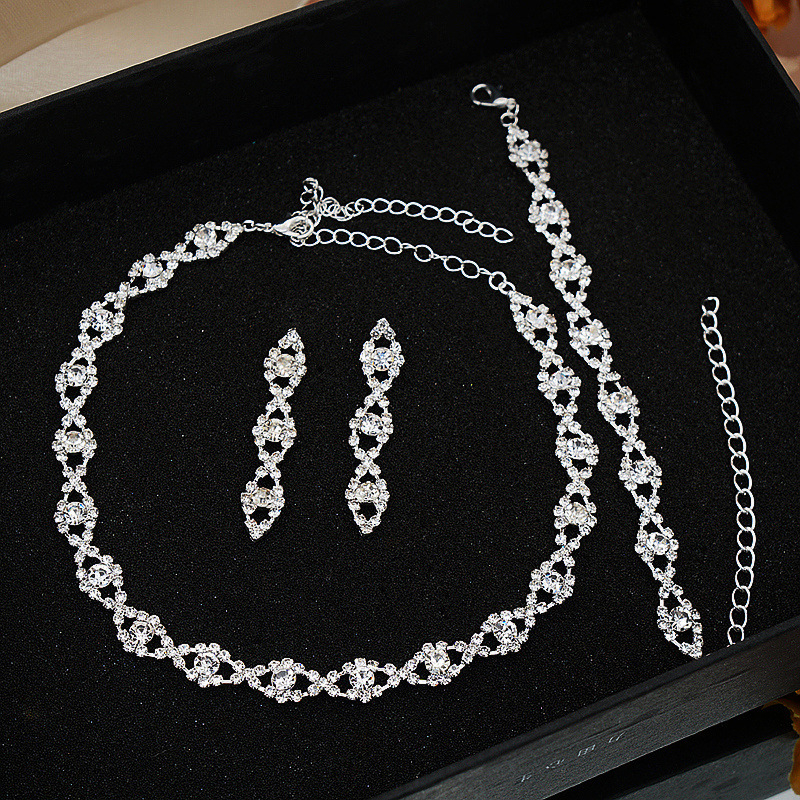 Colier și set de trei piese cu design geometric, lanț clavicular, ansamblu multistrat, pietre strălucitoare