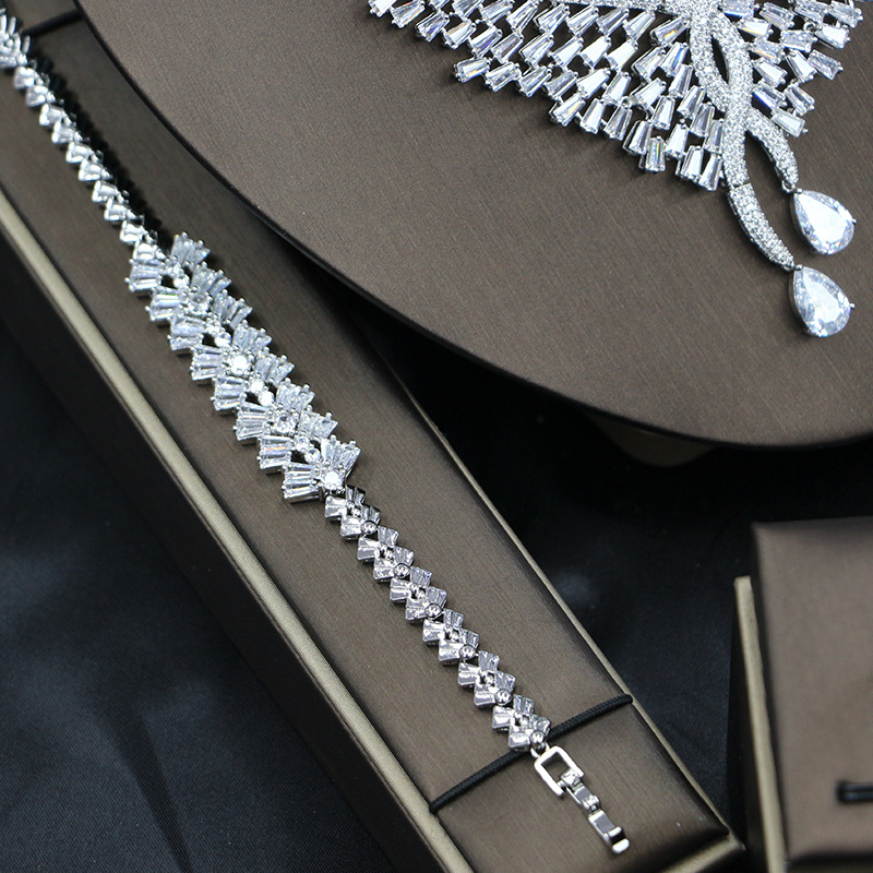 Korejski stil cirkon bridal jewelry set — naušnice, ogrlica i drugi komadi (četverodijelni set) (Materijal: bakar; Mikro ugradnja; Naušnice + Ogrlica + Drugi komadi; Uzorci: srce ljubavi, kap vode, zvono)