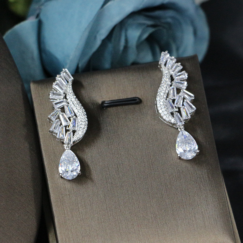 Korejski stil cirkon bridal jewelry set — naušnice, ogrlica i drugi komadi (četverodijelni set) (Materijal: bakar; Mikro ugradnja; Naušnice + Ogrlica + Drugi komadi; Uzorci: srce ljubavi, kap vode, zvono)