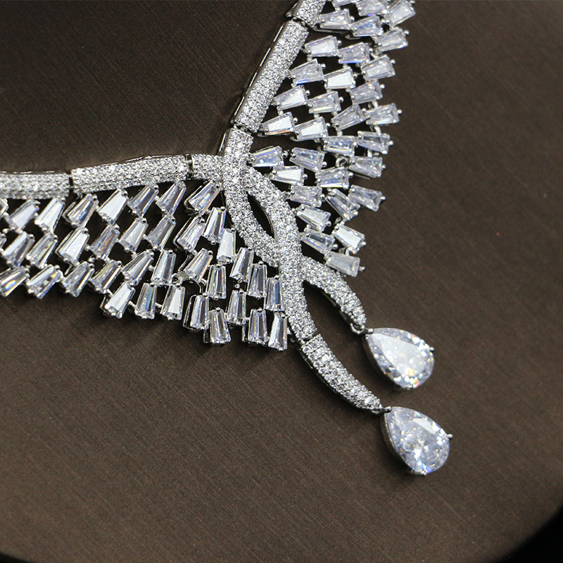 Korejski stil cirkon bridal jewelry set — naušnice, ogrlica i drugi komadi (četverodijelni set) (Materijal: bakar; Mikro ugradnja; Naušnice + Ogrlica + Drugi komadi; Uzorci: srce ljubavi, kap vode, zvono)