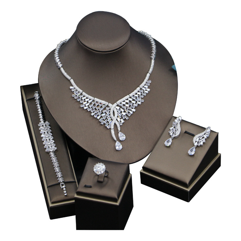 Korejski stil cirkon bridal jewelry set — naušnice, ogrlica i drugi komadi (četverodijelni set) (Materijal: bakar; Mikro ugradnja; Naušnice + Ogrlica + Drugi komadi; Uzorci: srce ljubavi, kap vode, zvono)