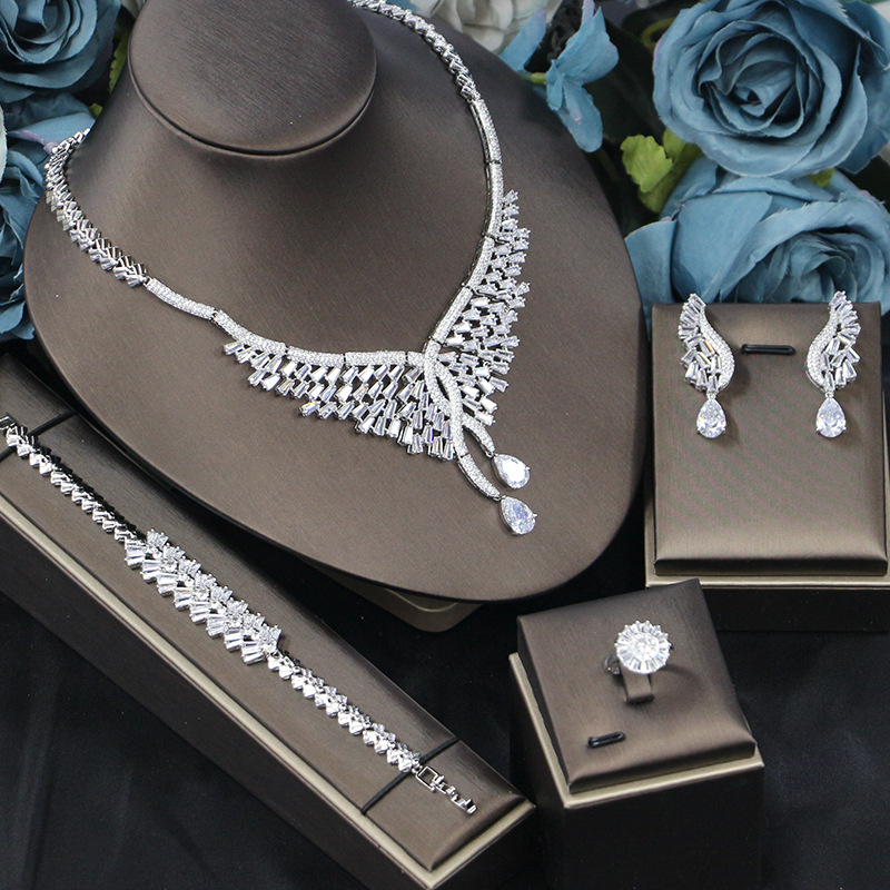 Korejski stil cirkon bridal jewelry set — naušnice, ogrlica i drugi komadi (četverodijelni set) (Materijal: bakar; Mikro ugradnja; Naušnice + Ogrlica + Drugi komadi; Uzorci: srce ljubavi, kap vode, zvono)