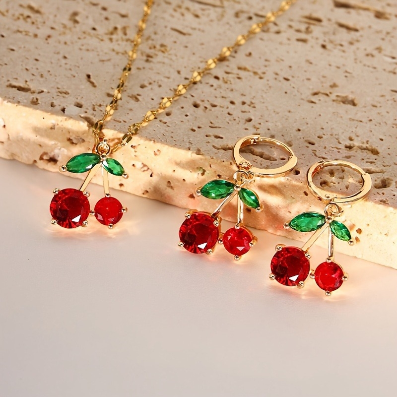 Set nakita s privjeskom trešnje: naušnice i ogrlica, glavni materijal bakar sa cirkonom, elektroplatiranje, lanac tip lip chain, privjesak od nehrđajućeg čelika