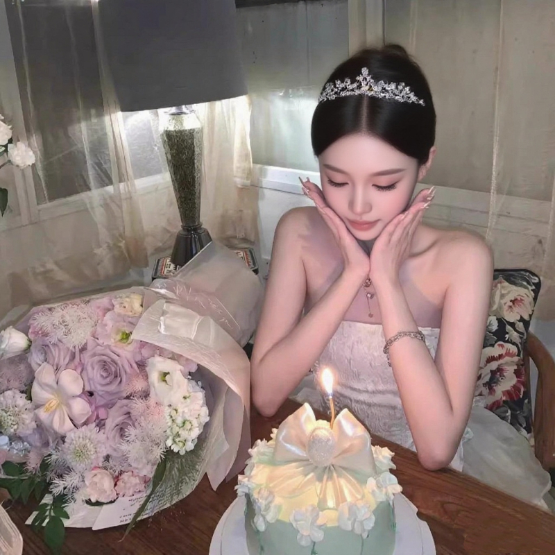 Fejdísz – könnyű luxus, nőies stílus, korona alakú, kézzel készített, alkalmas esküvőre, születésnapra vagy fesztiválra