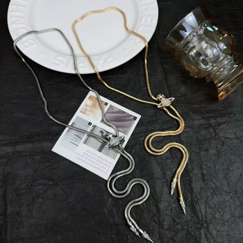 Titāna tērauda džemperķēde, gara ģeometrijiska kaklarota; kulons no nerūsējošā tērauda; iekšējā ieliktnis ar mākslīgajiem akmeņiem