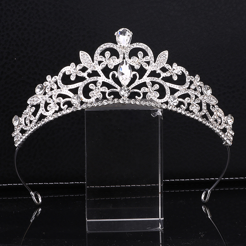 Čelenka zo zliatiny s elektroplatovaným povrchom a krištálmi, štýl koruny