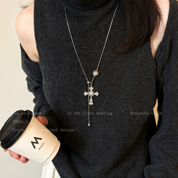 Náhrdelník s krížom a dlhým reťazcom na svetru, nastaviteľná dĺžka 71–80 cm, zliatina, hadia kosť reťaz, INS štýl