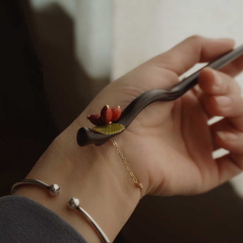 Yingbao Clește de păr disc din lemn, stil retro, cu design de fasole roșie — accesorii Hanfu, ambalaj separat