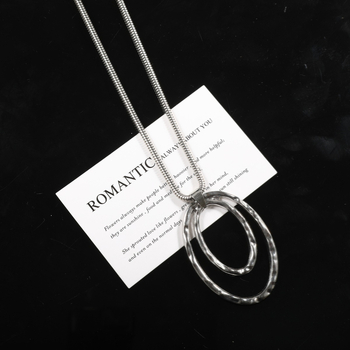 Ilga pulovera ķēde no sakausējuma; čūsku ķēdes stila; apkārtmērs 81 cm un vairāk; ģeometriska forma