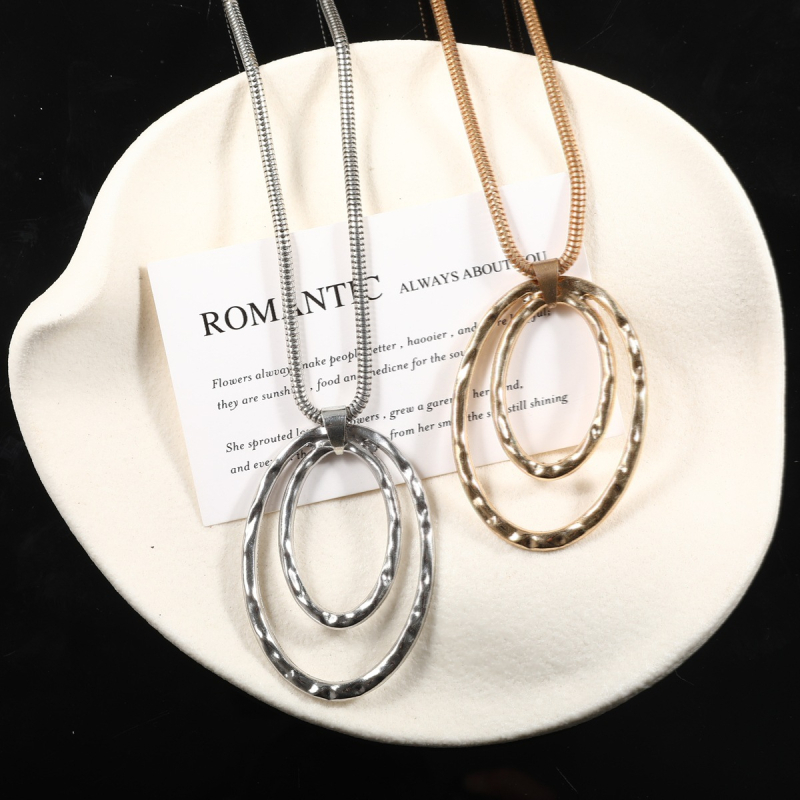 Ilga pulovera ķēde no sakausējuma; čūsku ķēdes stila; apkārtmērs 81 cm un vairāk; ģeometriska forma