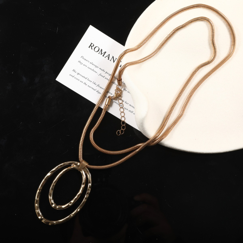 Ilga pulovera ķēde no sakausējuma; čūsku ķēdes stila; apkārtmērs 81 cm un vairāk; ģeometriska forma