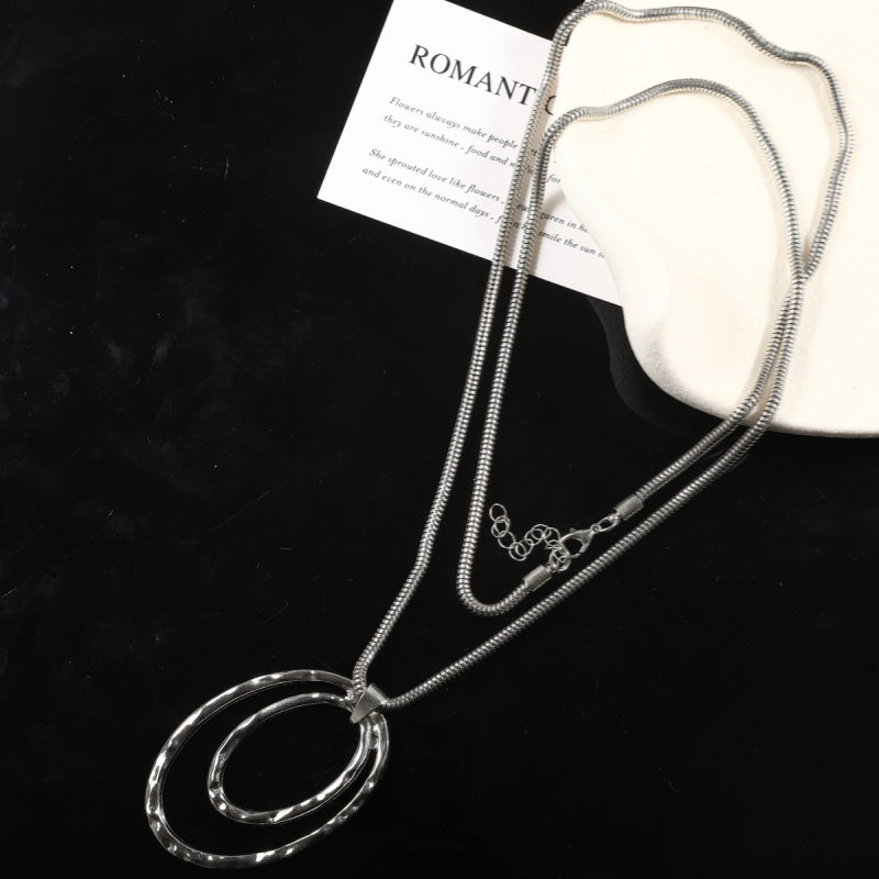 Ilga pulovera ķēde no sakausējuma; čūsku ķēdes stila; apkārtmērs 81 cm un vairāk; ģeometriska forma